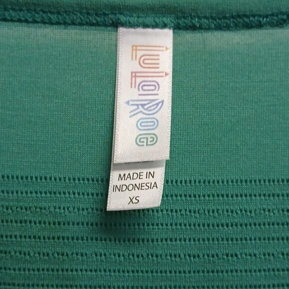 ⭐️5/$25 SALE LuLa Roe Green Women's Pullover Top Sixe XS - Picture 4 of 6